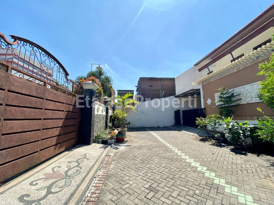 Foto properti JUAL MURAH !! Perumahan Orang Kaya Lama , Rumah Mewah Manyar Pusat Kota Surabaya 1