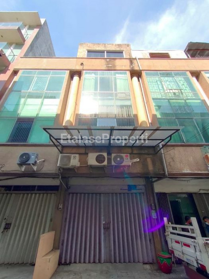 Foto properti JUAL CEPAT! Ruko Landmark Kayon Tengah Kota Surabaya 1