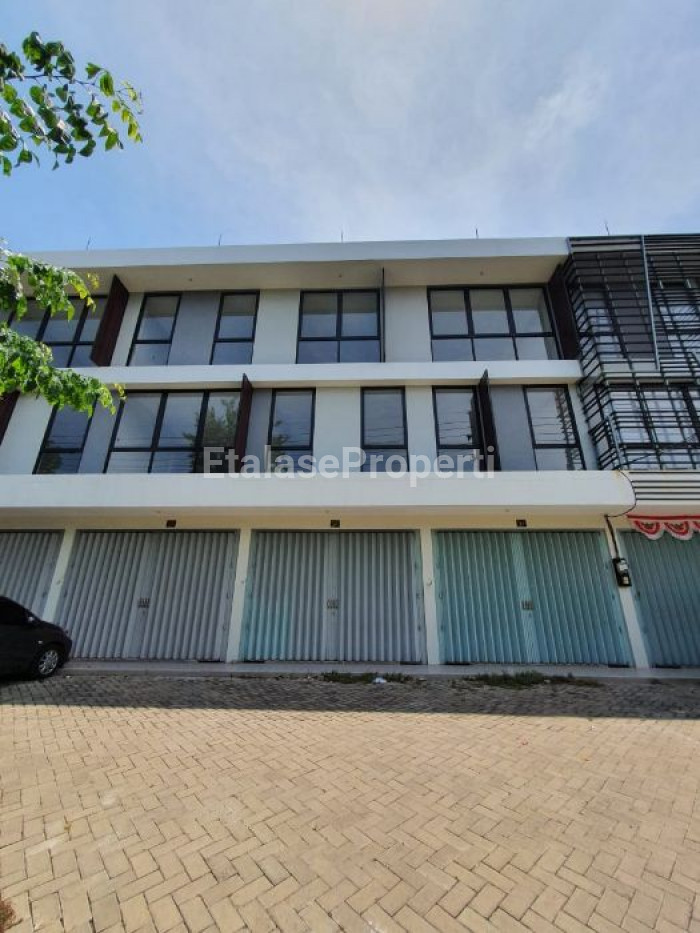Foto properti Ruko Raya Manyar Jaya 4 Unit Jejer Halaman Parkir Luas 3 Lantai 1