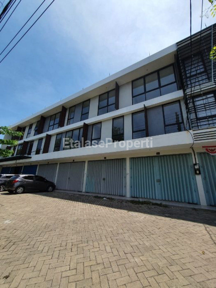 Foto properti Ruko Raya Manyar Jaya 4 Unit Jejer Halaman Parkir Luas 3 Lantai 4