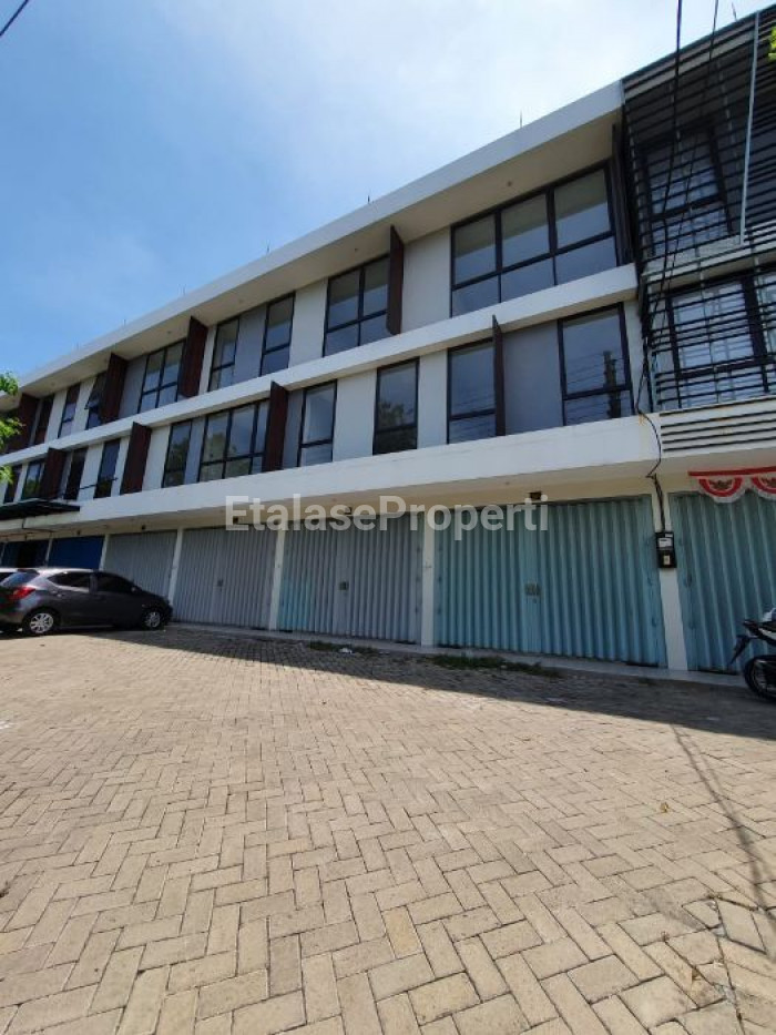 Foto properti Ruko Raya Manyar Jaya 4 Unit Jejer Halaman Parkir Luas 3 Lantai 5