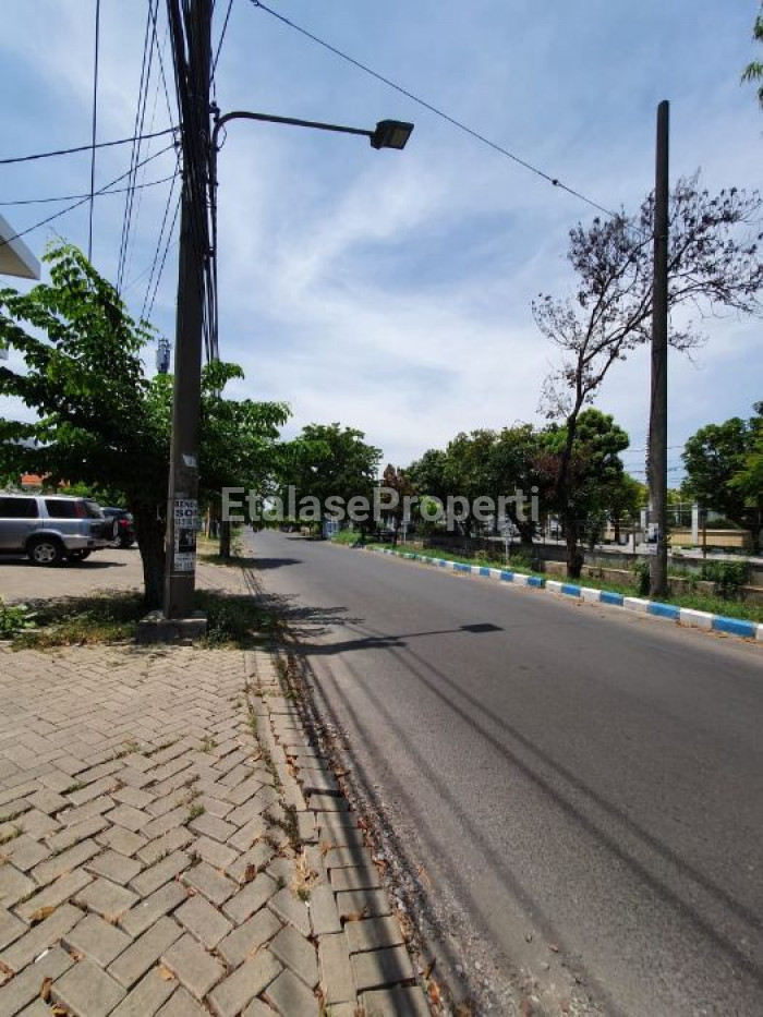 Foto properti Ruko Raya Manyar Jaya 4 Unit Jejer Halaman Parkir Luas 3 Lantai 6