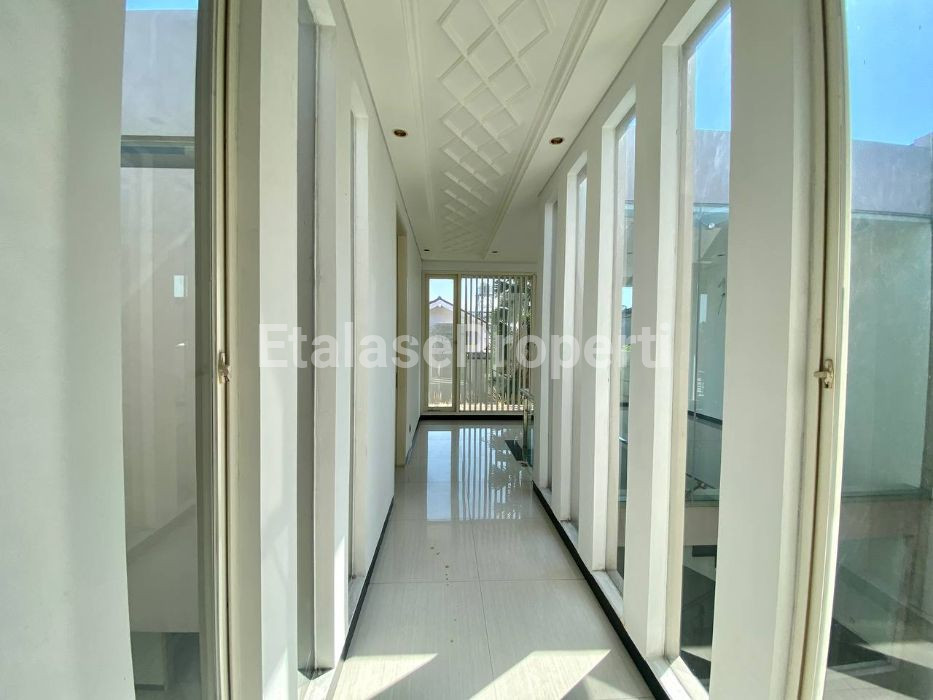 Foto properti PREMIUM LUX ! Dijual Rumah New Gress Manyar Kertoarjo Design Villa Mewah 3