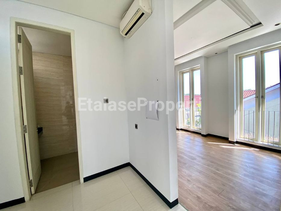 Foto properti PREMIUM LUX ! Dijual Rumah New Gress Manyar Kertoarjo Design Villa Mewah 5