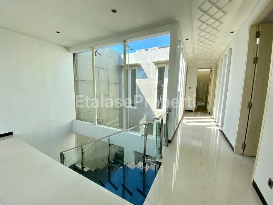 Foto properti PREMIUM LUX ! Dijual Rumah New Gress Manyar Kertoarjo Design Villa Mewah 6