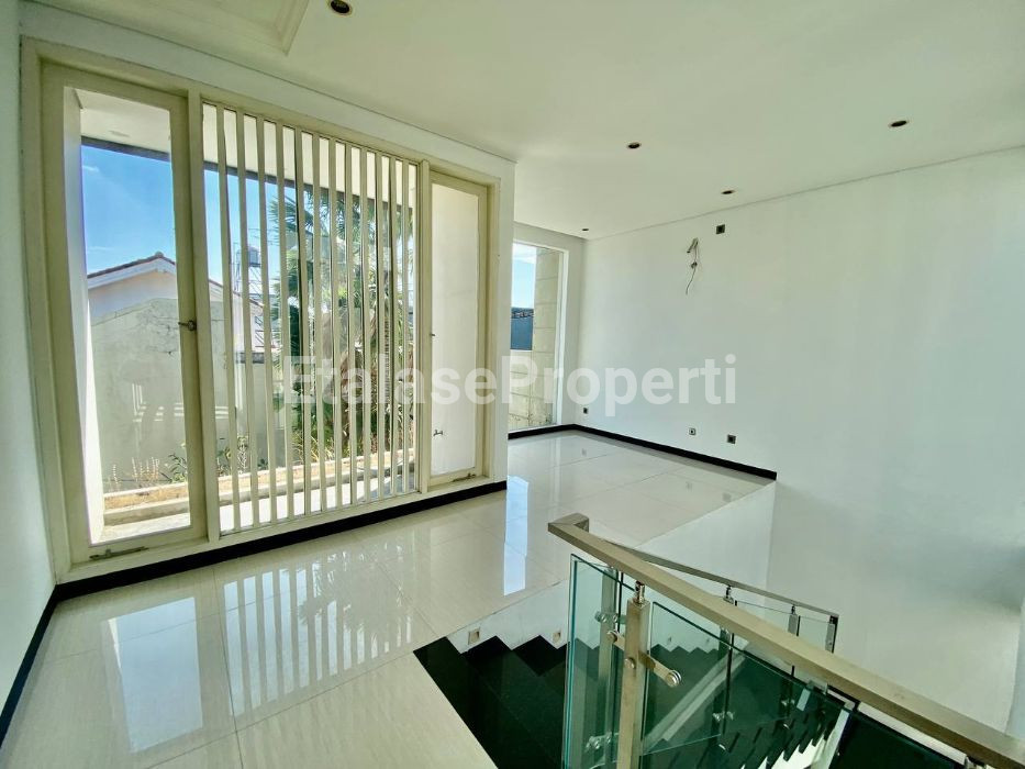 Foto properti PREMIUM LUX ! Dijual Rumah New Gress Manyar Kertoarjo Design Villa Mewah 7