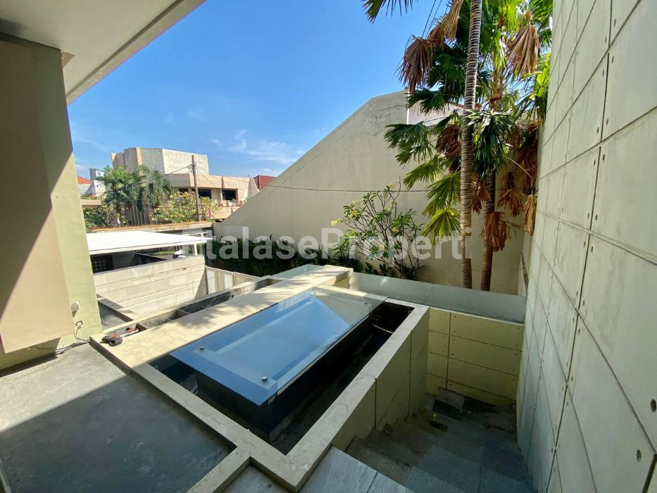 Foto properti PREMIUM LUX ! Dijual Rumah New Gress Manyar Kertoarjo Design Villa Mewah 8