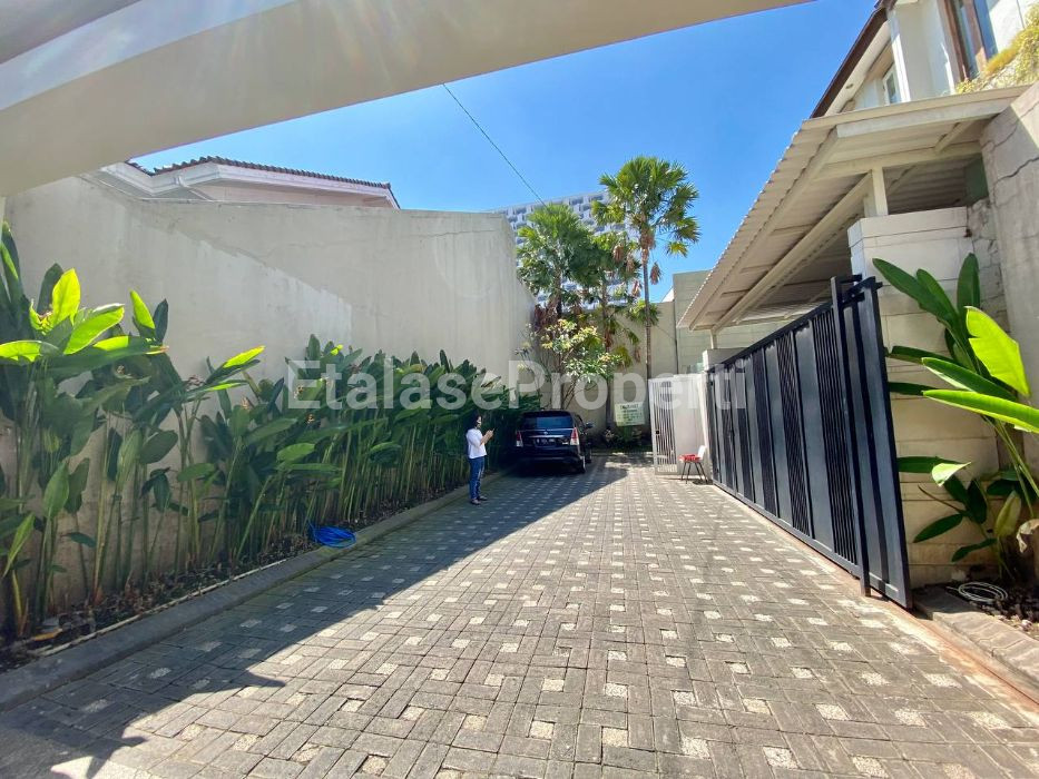 Foto properti PREMIUM LUX ! Dijual Rumah New Gress Manyar Kertoarjo Design Villa Mewah 9