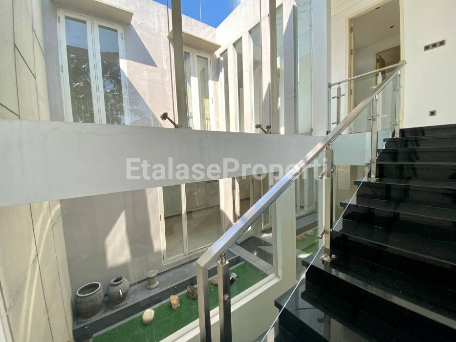 Foto properti PREMIUM LUX ! Dijual Rumah New Gress Manyar Kertoarjo Design Villa Mewah 10