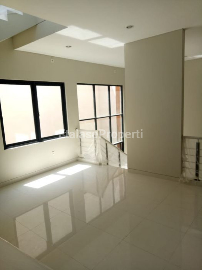 Foto properti Jarang Ada Rumah  Mewah Siap Huni Turun Harga 300jt Di Galaxy Bumi Permai 4