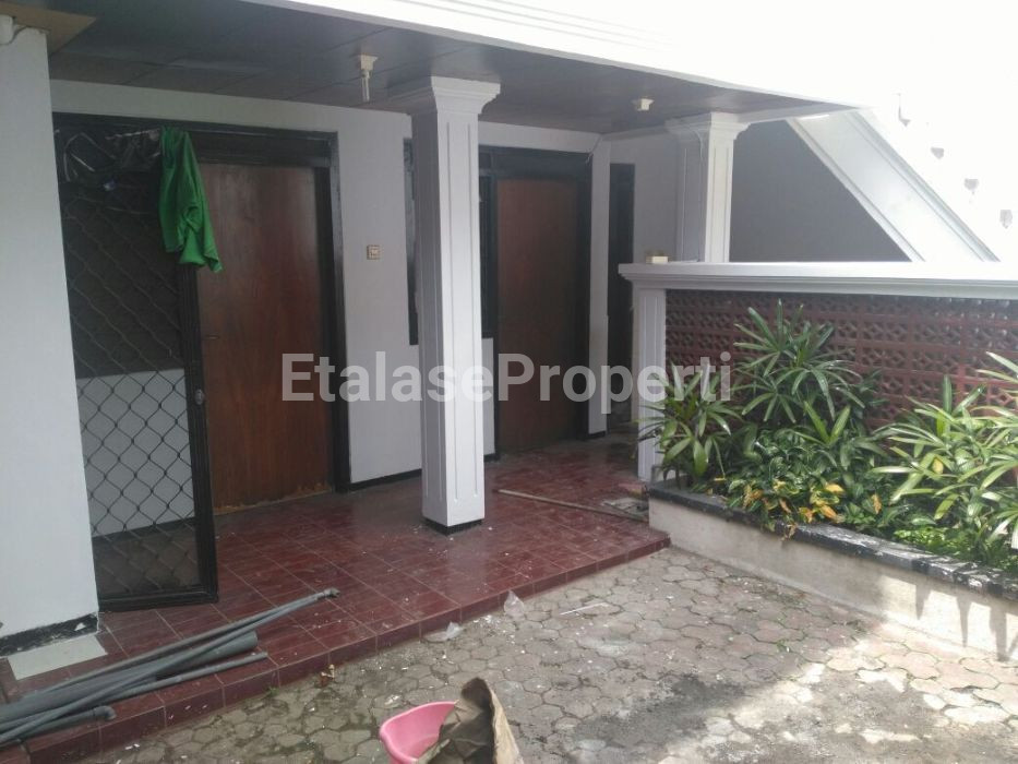 Foto properti TURUN HARGA ! RUMAH SIAP HUNI HADAP SELATAN LENGKAP PERABOT DAN 5 UNIT AC MARGOREJO INDAH 4