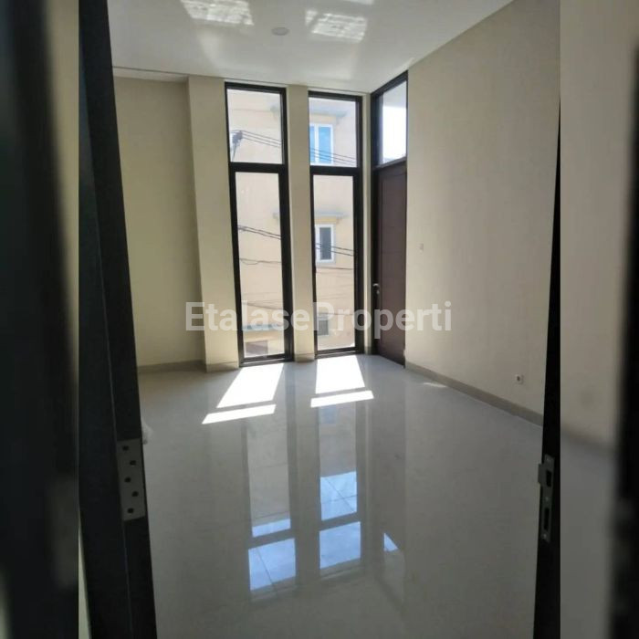 Foto properti Rumah Mewah Harga Murah  Dijual Rumah Dekat Jalan Raya Panjang Jiwo (UBAYA) - Jalan Raya Kembar 5