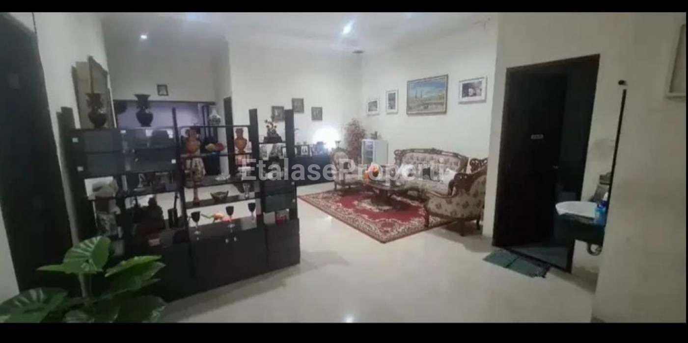 Foto properti Dijual Rumah Strategis Di Gayungsari 2